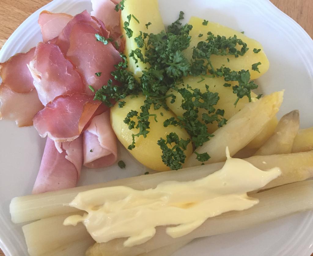 Spargel schön auf dem Teller angerichtet.